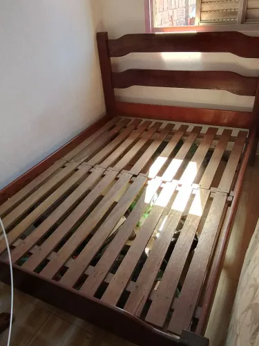 Vende se cama de madeira casal