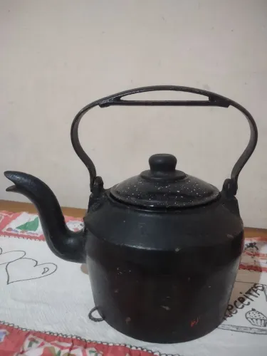 Vendo chaleira antiga. $450 Reais.