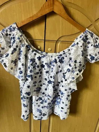 Blusa branca de renda com estampa floral