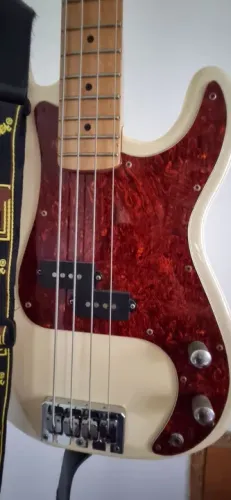 Baixo Fender Precision 