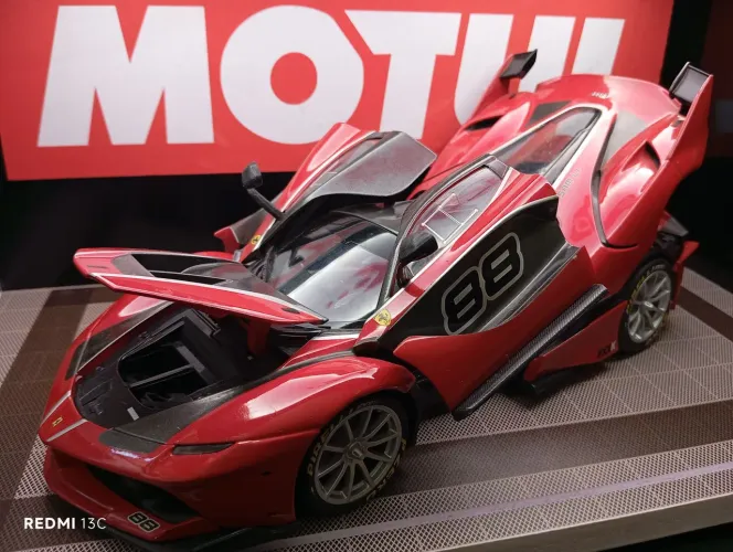 Top Miniatura Ferrari FXX-K #88 Sam Li - Burago Signature - escala 1/18
