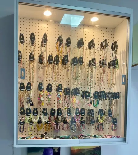 Armário expositor de joóias de parede com 50  peças de biju, c 2 Leds