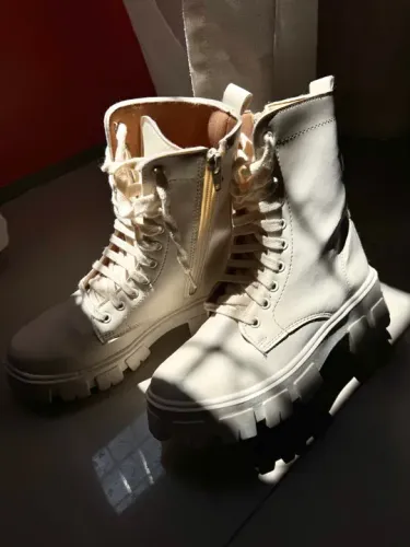 Botas brancas de cano alto *NOVO*