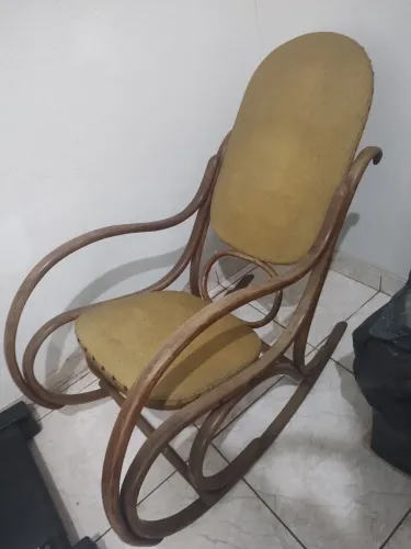 Cadeira de Balanço Poltrona Vintage em Madeira Maciça 