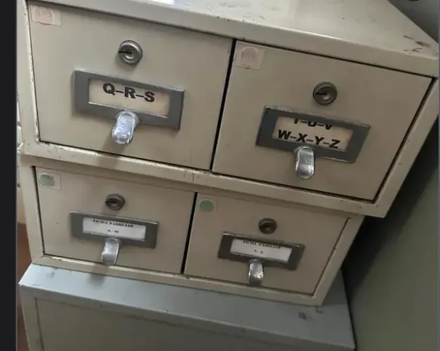 UMA UNIDADE DE ARQUIVO PEQUENO DE FERRO 