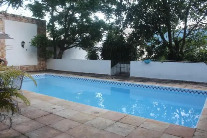 Duas casas, uma piscina e uma reserva florestal inteira de vizinha