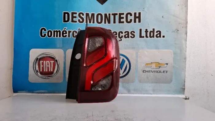 Lanterna duster 2016-2020 lado direito com detalhe na lente 
