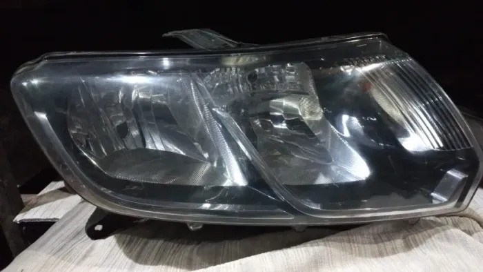 FAROL SANDERO 2015