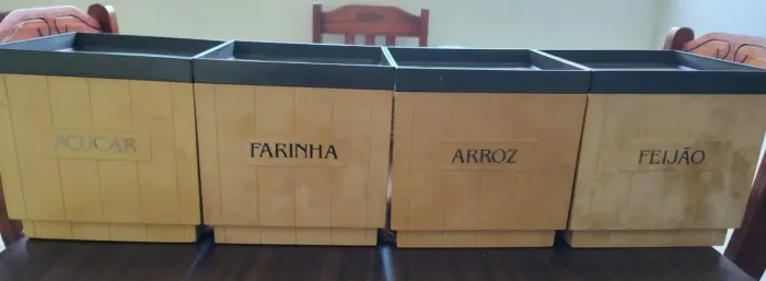 Depósitos de mantimentos em galalite 20x20<br>R$40,00