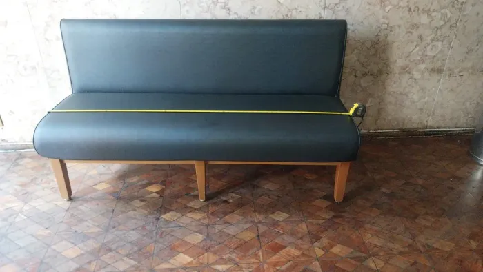 Banco Estofado Preto com pés em Madeira