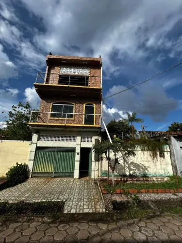 Prédio de três  andares com sacada 