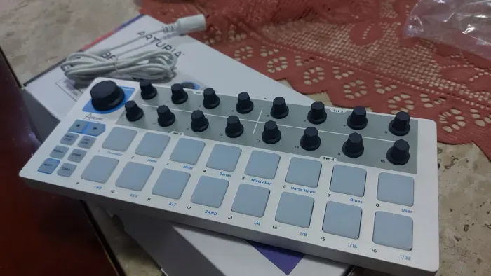 Arturia Beatstep - Controladora MIDI