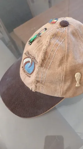 Boné feito de Lona Caminhão cor sarja bege amarelada e couro de porco da Clock House.