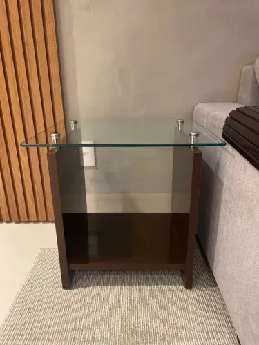 Mesa de centro em vidro e madeira
