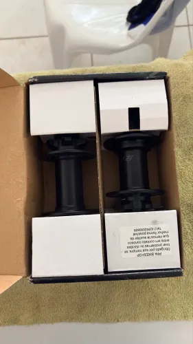 Par de Cubos Specialized com rolamento e 28 furos padrão HG