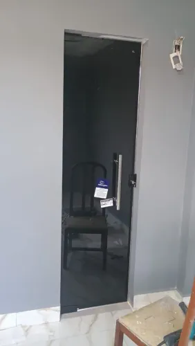 Porta para banheiro com película