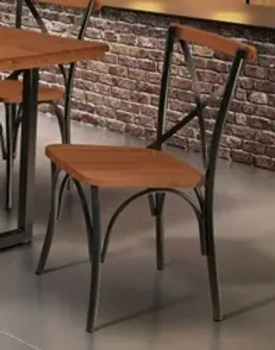 Cadeira em madeira e ferro, elegante e resistente