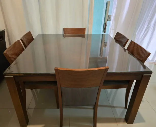 Mesa de jantar quadrada, 1,5 x 1,5m. com 6 cadeiras.
