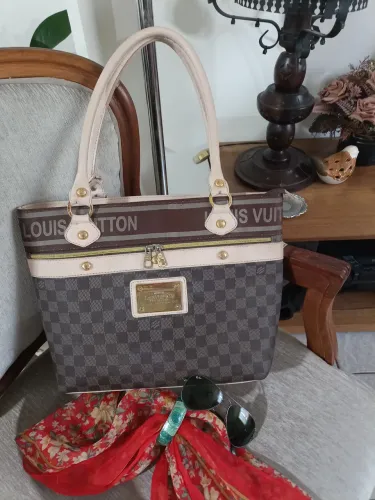 Bolsa  linda moderna  artigo de primeira qualidade 