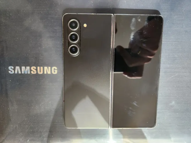 Galaxy Z Fold 5 Usado Com Detalhe na Tela Interna Excelente Estado Completo