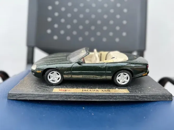 Jaguar xk8 (1996) Maisto 1/18