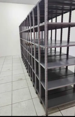 Estantes de aço