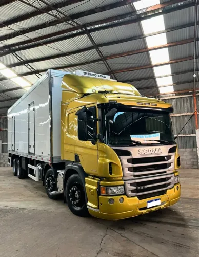 Scania P310 8x2  Baú Câmara fria 