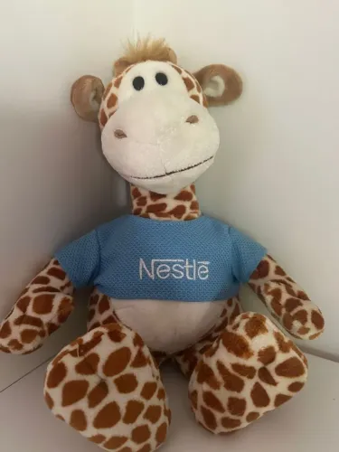 girafa de pelúcia nestlé