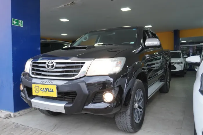 Toyota Hilux 2015 - 4x4 Automática - Aceitamos seu usado