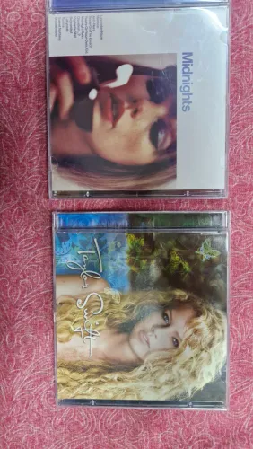 CDs Taylor Swift Midnights e Taylor Swift Debut