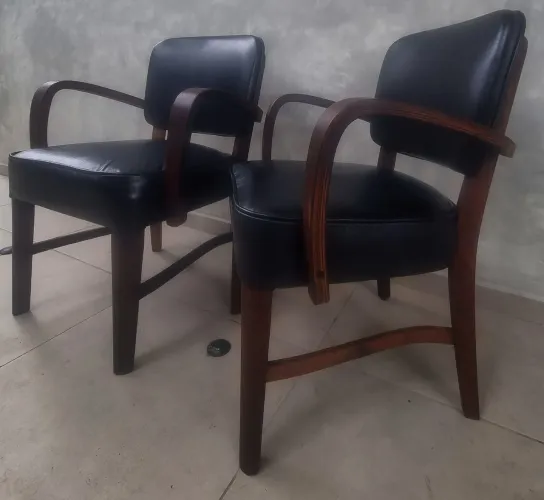 Antiga Poltrona Moveis Cimo em Couro com Braços em Madeira