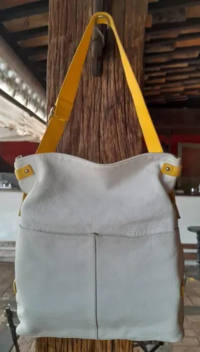 Bolsa americana, em couro natural, da marca GAP.