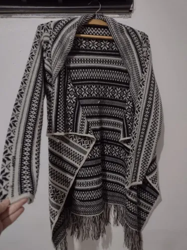 Cardigã Tricotado Estiloso em Preto e Branco