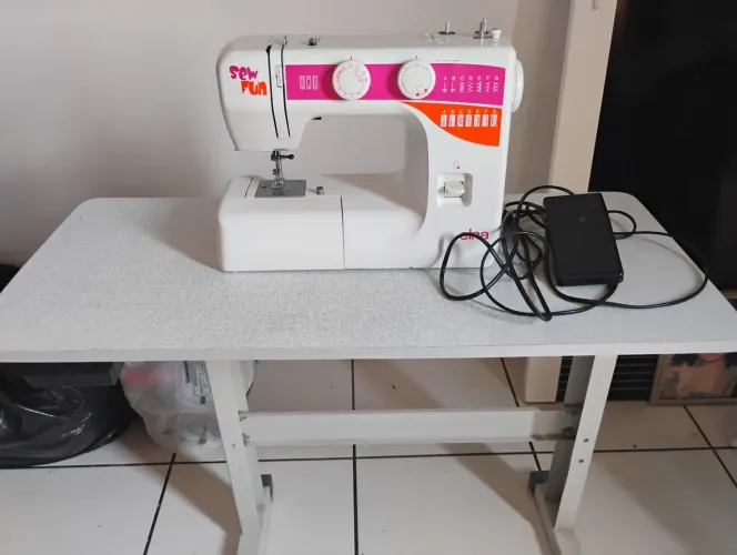 Máquina de costura e mesa, semi novos