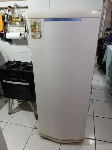 Geladeira Consul 300 L 1 porta na cor branca funcionando perfeitamente mas possui ferrugem