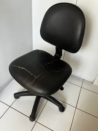 Vendo cadeira de escritório usada