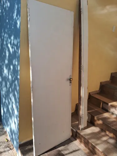 Porta de madeira para quarto completa