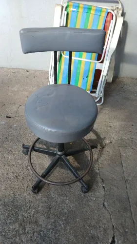 Cadeira giratória antiga.Estrutura de ferro bem resistente, assento e encosto acolchoados.