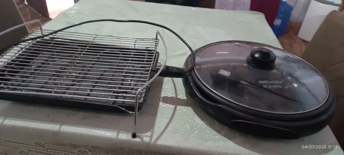 Um grill e uma churrasqueira