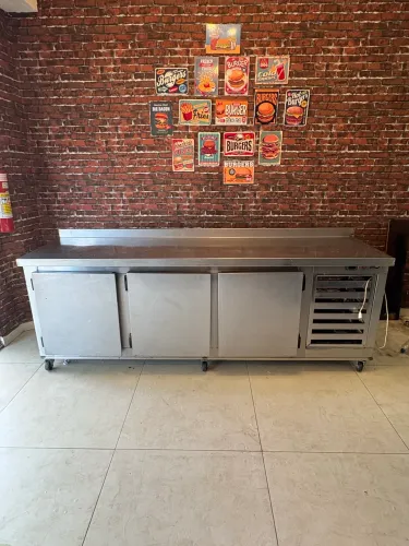 Bancada Refrigerada Inox 2,50m - 3 Portas - Funcionando