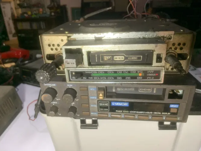 Dois rádios toca-fitas automotivo vintage da marca CCE, modelo CM-1200.