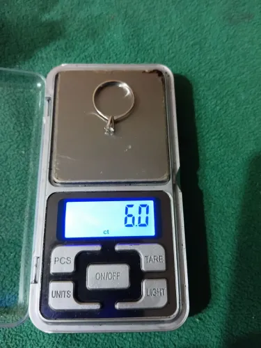 Anel solitário em ouro branco e brilhante.