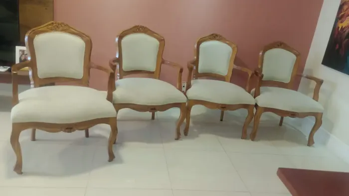 Belíssima mesa com 4 cadeiras estilo Luiz xv