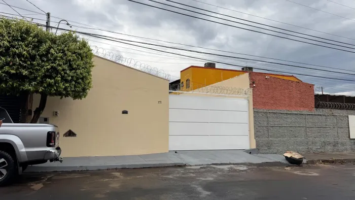 Alugo Excelente Barracão Comercial no Bairro Martins - Amplo Pátio e Área Coberta