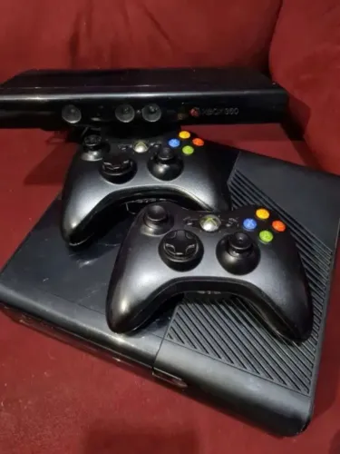 Xbox 360 bloqueado com kinect + 80 jogos no HD