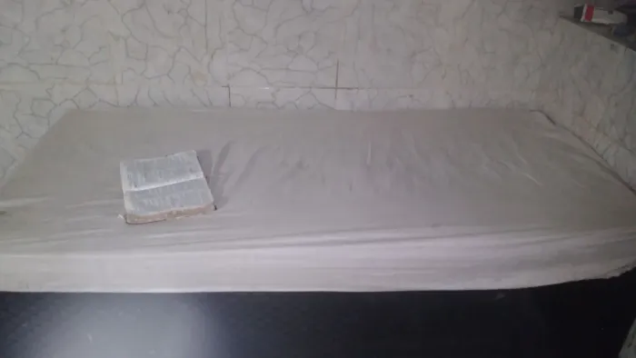 CAMA DE SOLTEIRO COM 2 COLCHÃO GROSSOS E SEMI NOVOS. SÓ 199  BARATO PRA VIM BUSCAR LOGO