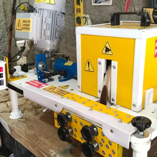 Máquina para descascar coco seco