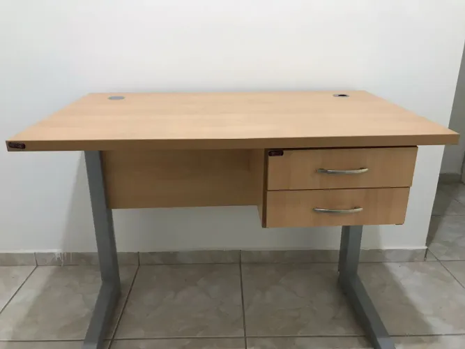 Escrivaninha com duas gavetas