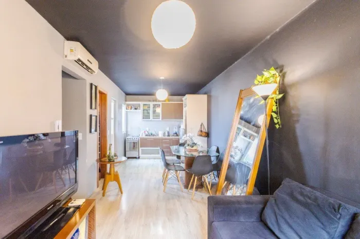 Casa com 3 quartos semi mobiliado com vaga no bairro Partenon