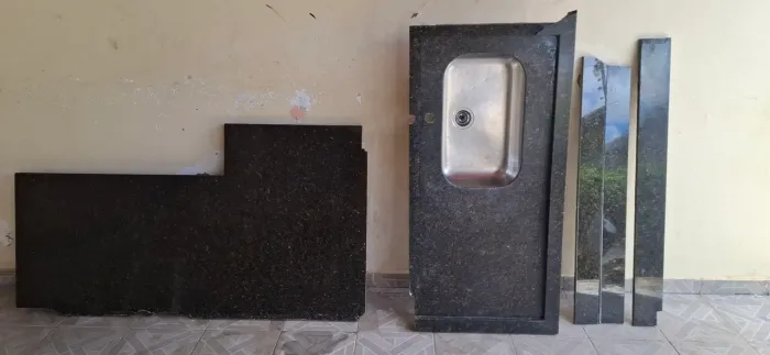 Bancada de granito preto com pia inox + acabamentos - usada
